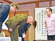 <b>美国军人奸杀日本女孩 美军驻冲绳高层鞠躬谢罪</b>