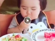 <b>一个无法让人快进的视频 可爱小女孩吃水果蔬菜不挑食</b>