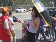 【图】厦门女记者打伞采访灾区重建遭停职 网友们看法不一