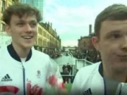 英男子假扮奥运选手接受民众欢呼 采访被识破
