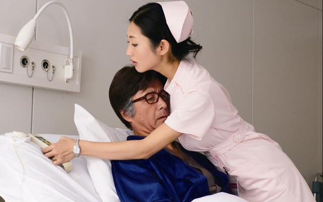 病房变炮房女护士竟为病人提供“特别服务”