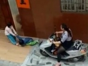 女子驾摩托车碾压女童事件 称欲吓其回家前轮误伤小腿
