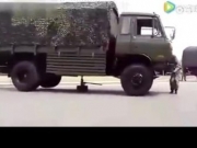<b>实拍解放军驾驶员演示 让汽车原地180度调头长见识了视频</b>
