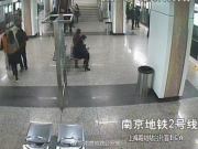 <b>女子地铁遭性骚扰 一怒之下将男子堵在男厕所抓人</b>