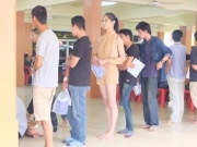 <b>泰国政府征兵强制变性人入伍 变性人身穿着短裙连衣裙场面十分尴尬</b>