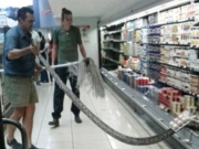 超市冰箱惊现3.6米巨蟒 吓坏女顾客大声尖叫