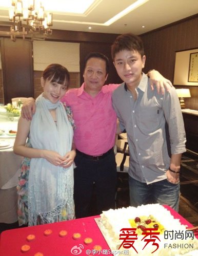 李小璐夫妇为父亲庆生