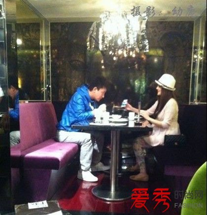 李小璐贾乃亮恩爱用餐