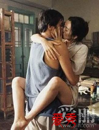 巩俐的姿势有点接近于关之琳