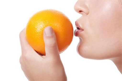 吃橘子