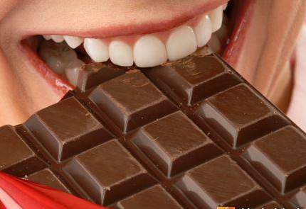吃黑巧克力美白牙齿