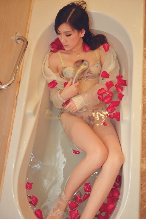 躺在浴缸的性感美女