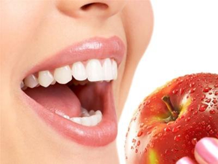 吃苹果美白牙齿
