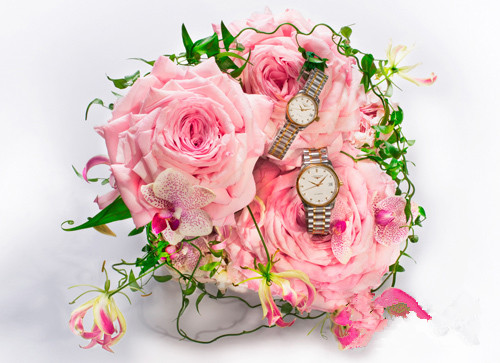 浪琴表名匠系列精钢间金对表优雅呈现“千叶玫瑰”真爱花盒