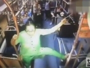 大妈公交车上跳钢管舞 高能乱舞哼哈怪叫吓跑整车乘客