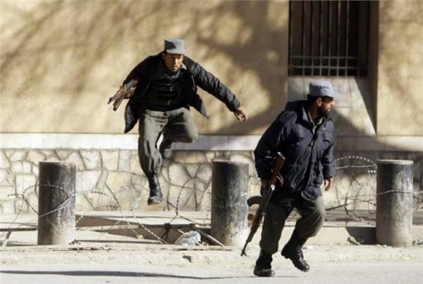 武装人员袭喀布尔 塔利班组织袭击阿富汗首都造成上百人死伤