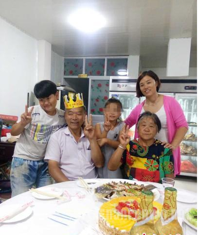 李智博生前和家人一起为爷爷过生日。