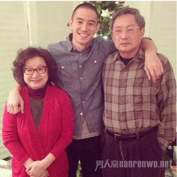 Eugene Tong与父母