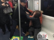 老人地铁打女乘客 开启鬼畜开撕模式吓尿众人不敢劝架