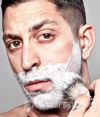 男人刮胡子的正确方法