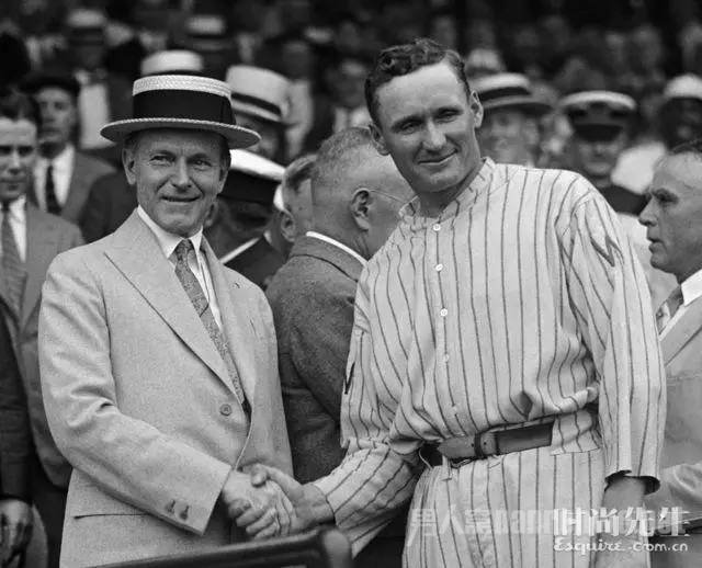 图为卡尔文·库利奇总统与王牌投手华特·强森(1924)