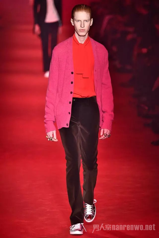 　Gucci 2016 秋冬男装系列，粉红色的针织开衫与红色的雪纺衬衫搭配