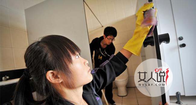 高校安排学生扫厕 霸王条例不得人心学生强烈不满引众怒