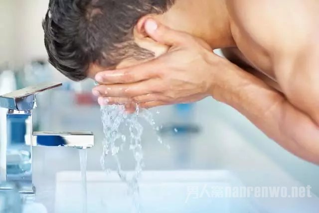男性洗脸