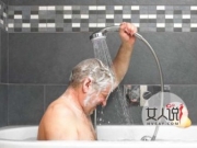 75岁老人独自洗澡被拒 大爷不堪轻视火冒三丈怒告浴室