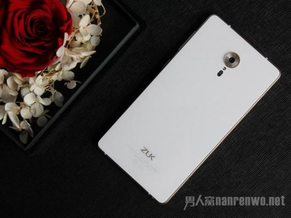 联想ZUK Edge手机背面 联想ZUK Edge手机背面