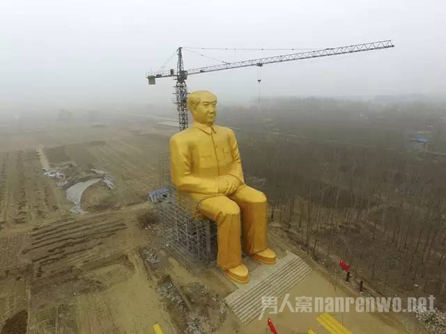 金色毛主席雕像
