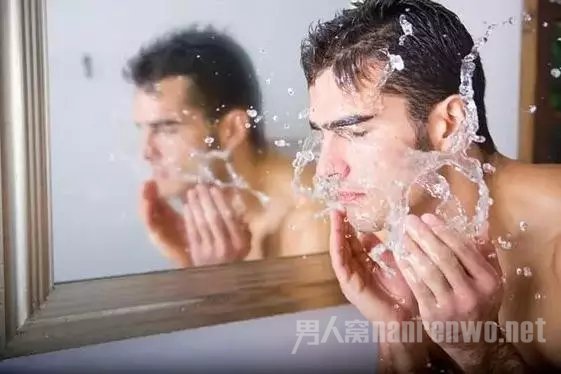 男人洗脸
