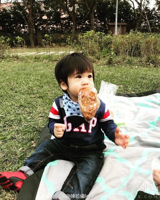 林志颖儿子吃面包
