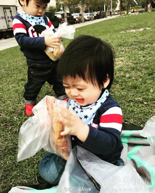  陈若仪微博晒双胞胎儿子吃面包的照片