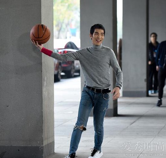 萧敬腾打篮球