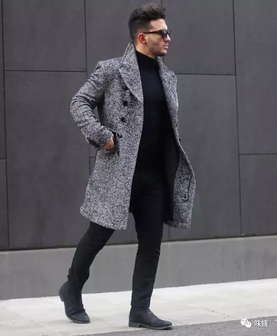 灰色外套搭配黑色