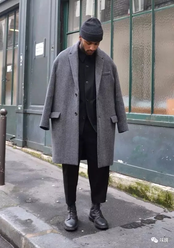 灰色外套搭配黑色