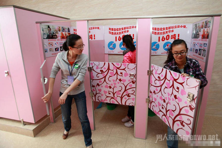 西安某大学为了节水，给在校女生设置了站立小便厕所