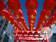 北京街头张灯结彩 市民为迎新春满街挂满红灯笼无比壮举