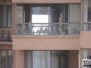 夫妻不拉窗帘裸居 阳台被邻居全程围观