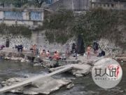 重庆露天温泉败坏风化 男女光秃秃在河里洗澡画面好污