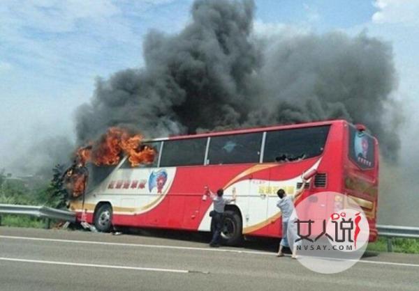 日本巴士高速起火 冒烟后司机赶乘客下车终逃过死亡一劫