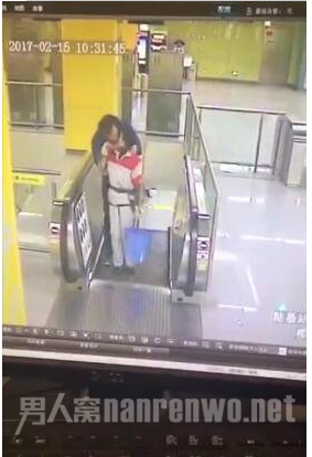 男子电梯强吻地铁站女保洁