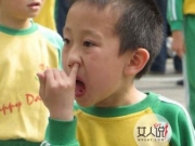 孩子上幼儿园后吃鼻屎 专家称坏习惯随年龄增长逐渐消失