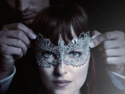 《五十度黑》海报 霸道总裁为女主戴上面具