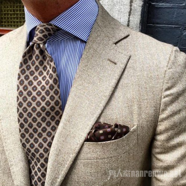 浅色西装+格子领带