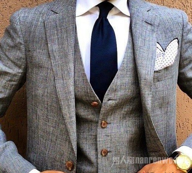 灰色西装+藏蓝领带