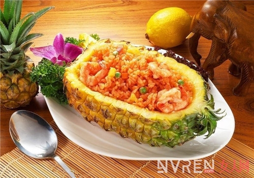 这个春天教你做一份美味的泰式菠萝饭