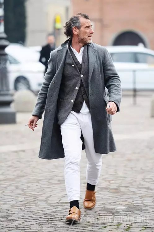 大衣+白裤子