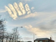 英国上空惊现上帝之手 网友：这是个六指琴魔？